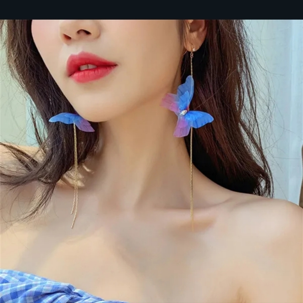 NWT Adorable Boho Elegant Blue and Gold Dangling Butterfly Earrings!!